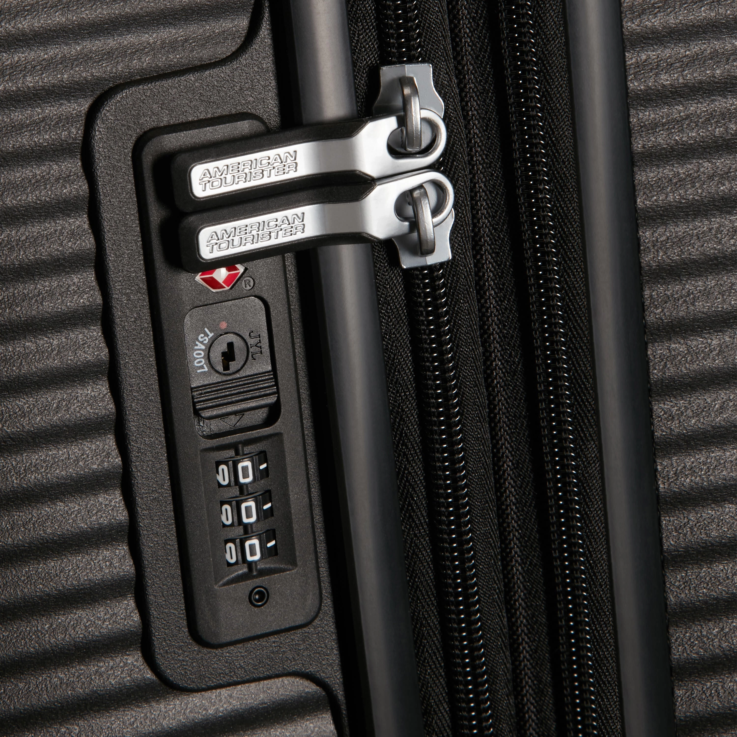 American Tourister Curio Spinner Carry-On
