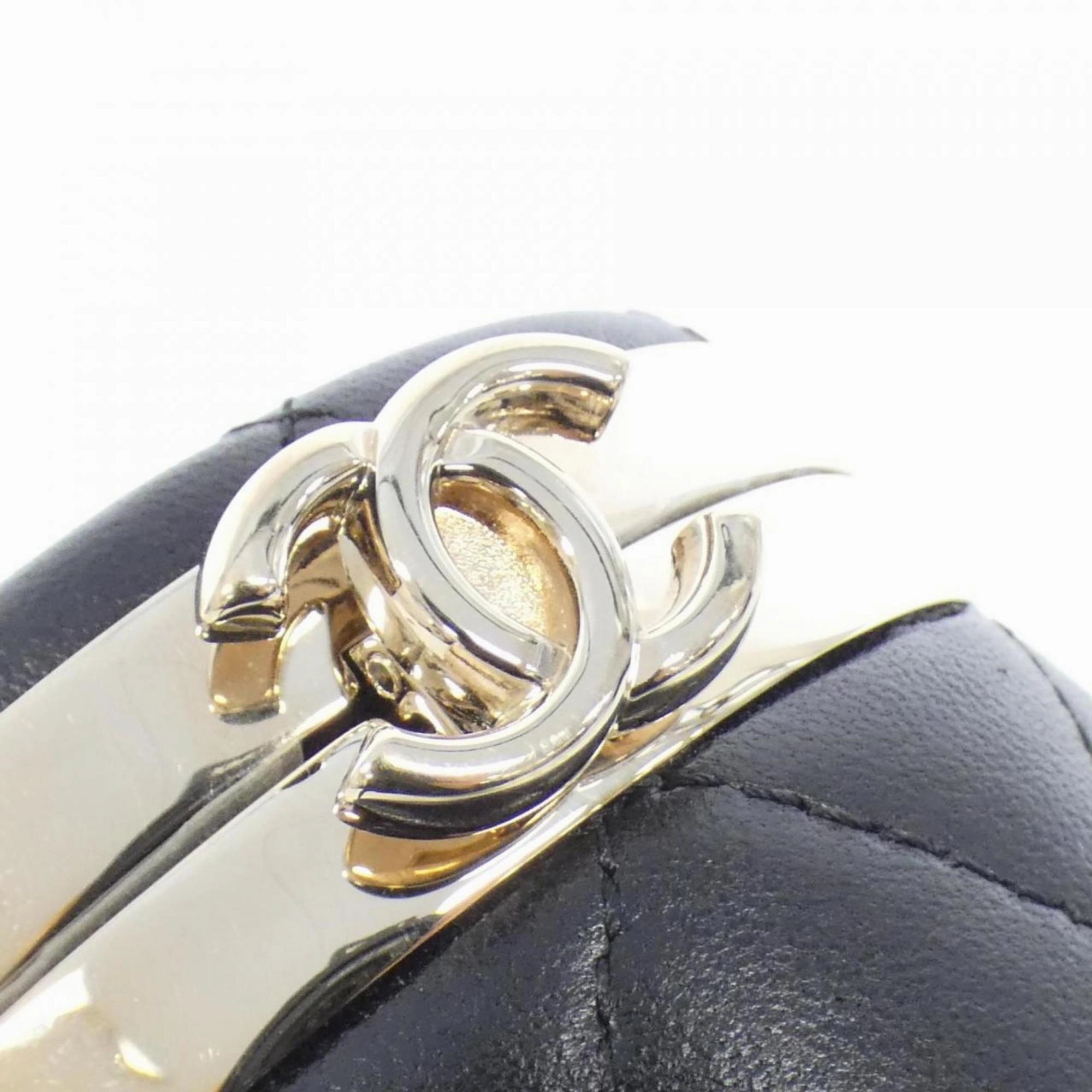 Chanel Leather Handbag (Pre-Owned)