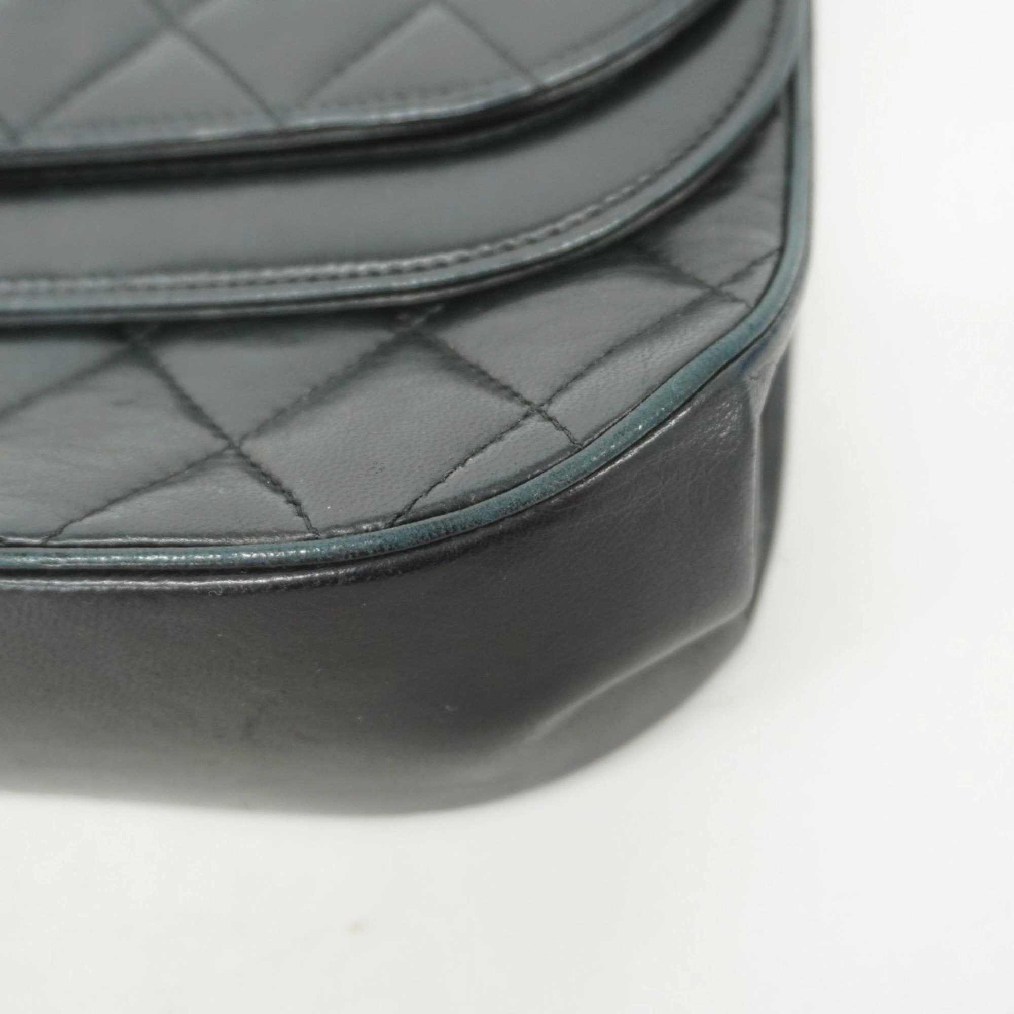 Chanel Leather Shoulder Bag (Pre-Owned)
