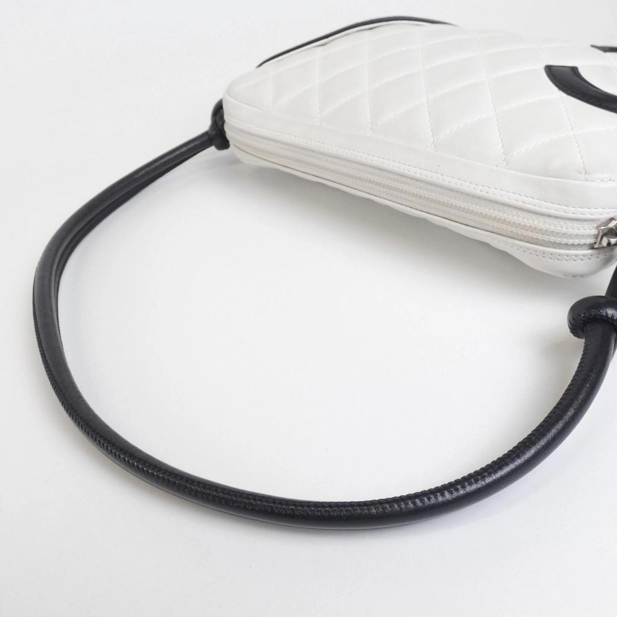 Chanel  Leather Shoulder Bag (Pre-Owned)