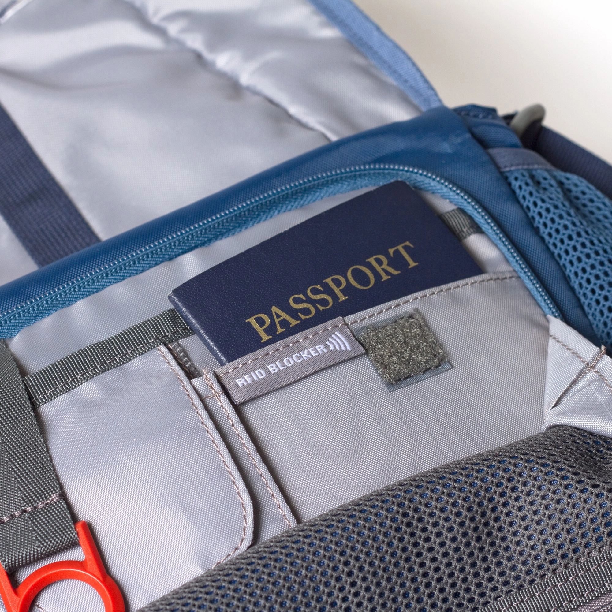 Eagle Creek Guide Pro Courier RFID
