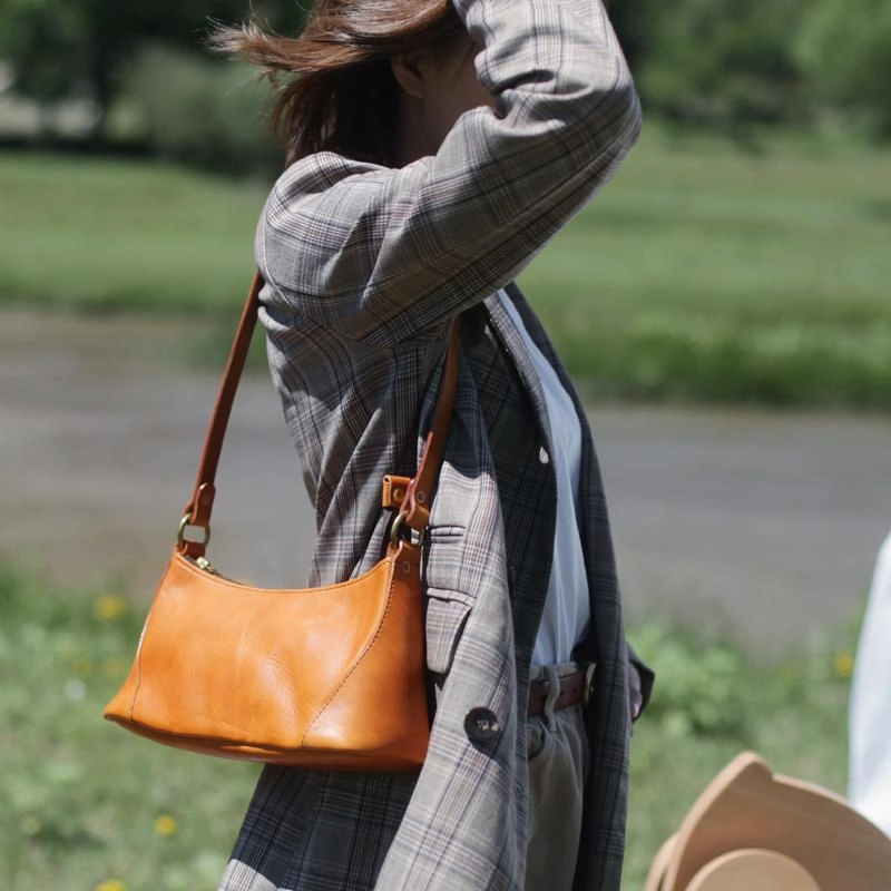 Fashion Brown Leather Women's Small Leather Under Shoulder Bag Trendy Crossbody Purse