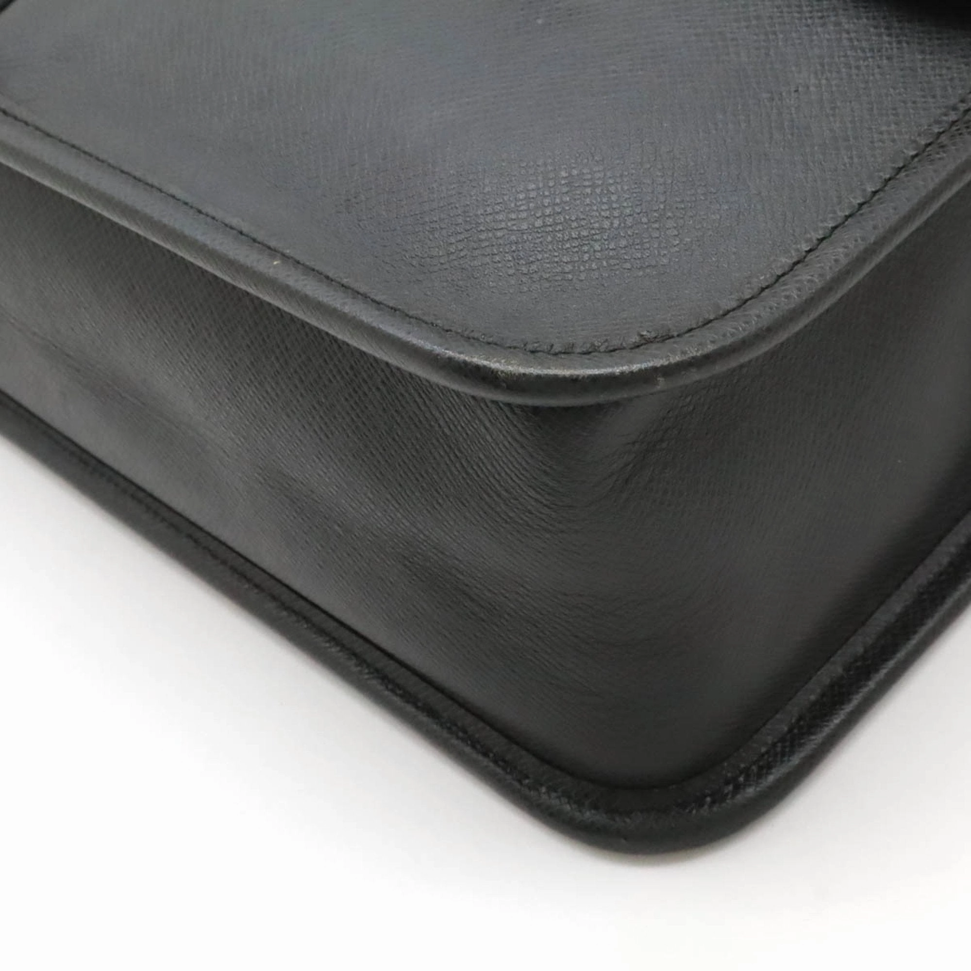 Louis Vuitton Ardoise Taiga Leather Shoulder Bag (Pre-Owned)