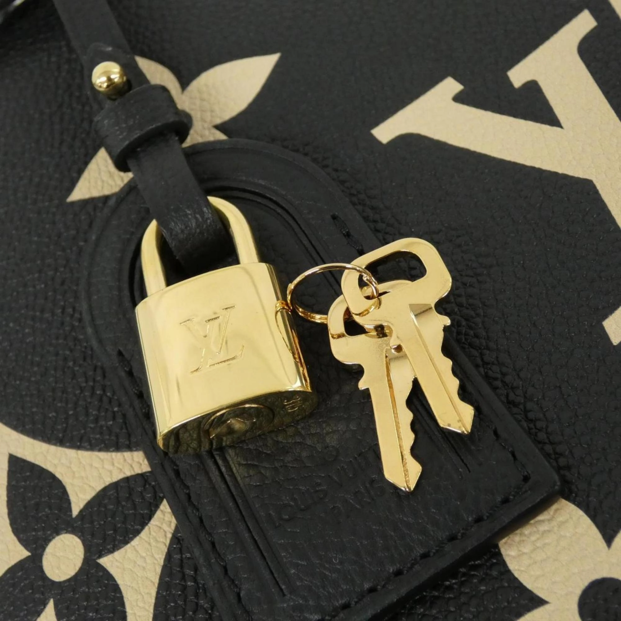 Louis Vuitton  Leather Handbag (Pre-Owned)