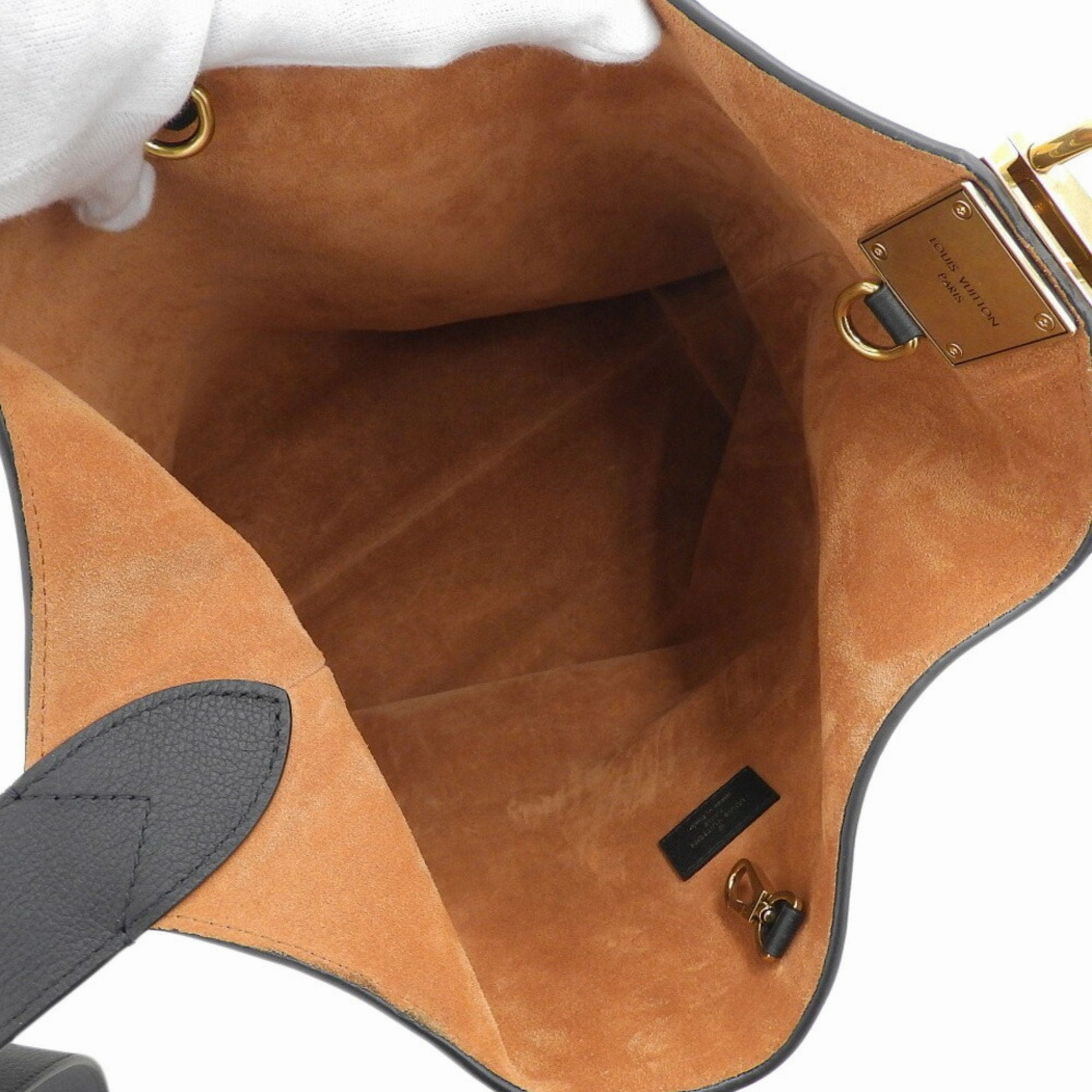 Louis Vuitton Noir Leather Shoulder Bag (Pre-Owned)