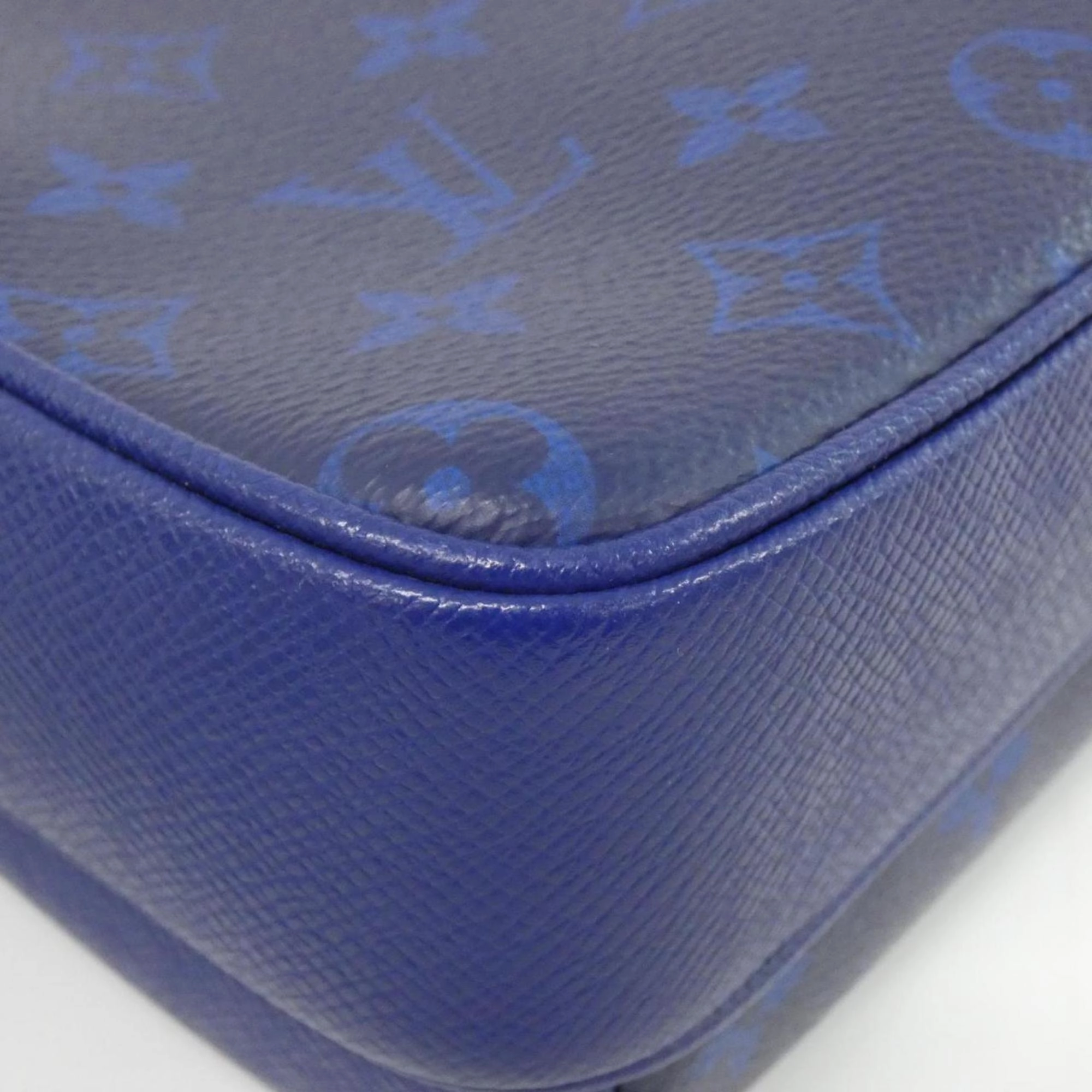 Louis Vuitton Taigarama Leather Shoulder Bag (Pre-Owned)