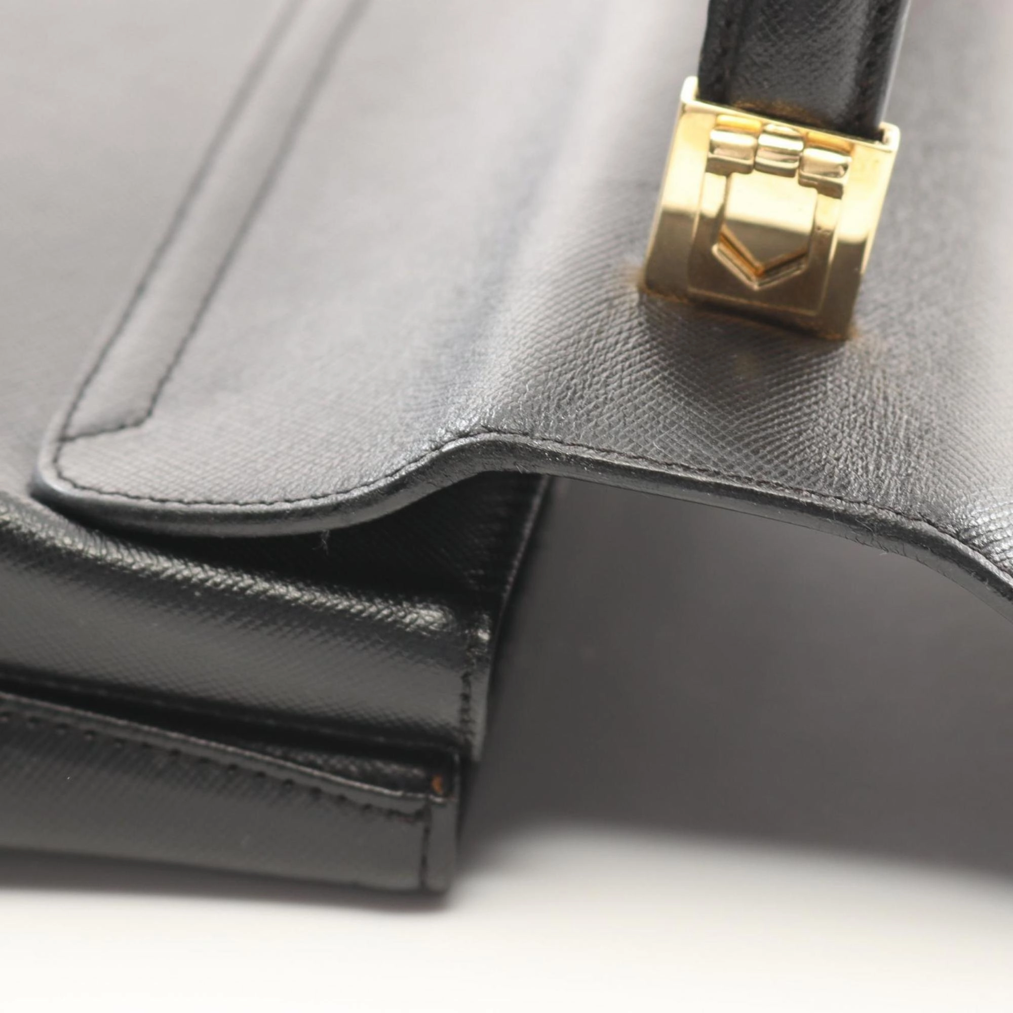 Salvatore Ferragamo Leather Handbag (Pre-Owned)