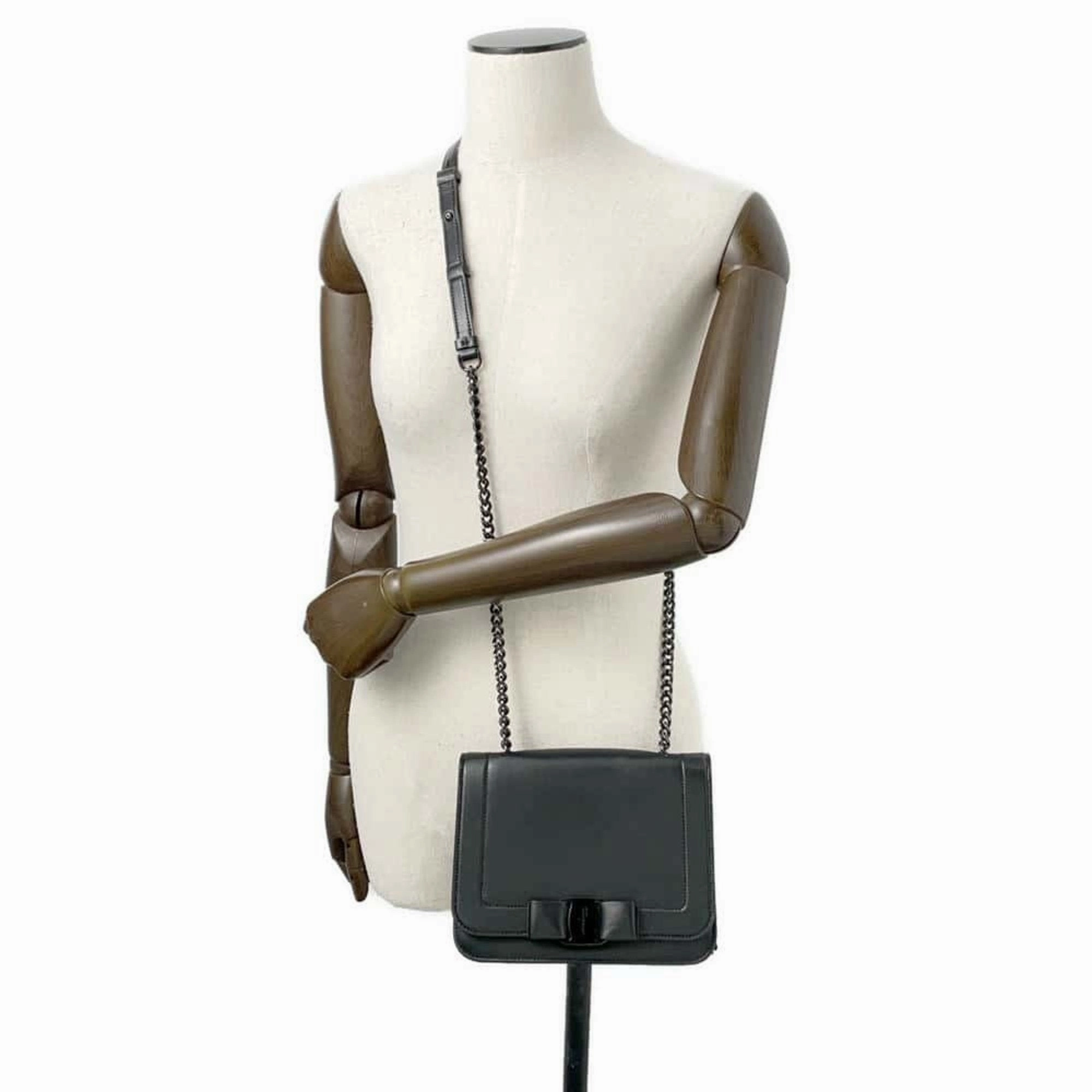 Salvatore Ferragamo Vara Leather Shoulder Bag (Pre-Owned)