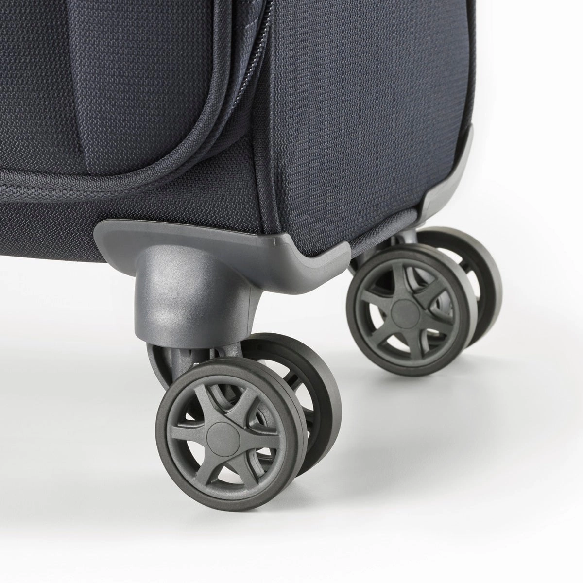 Samsonite Rhapsody Superlite Spinner Medium Luggage