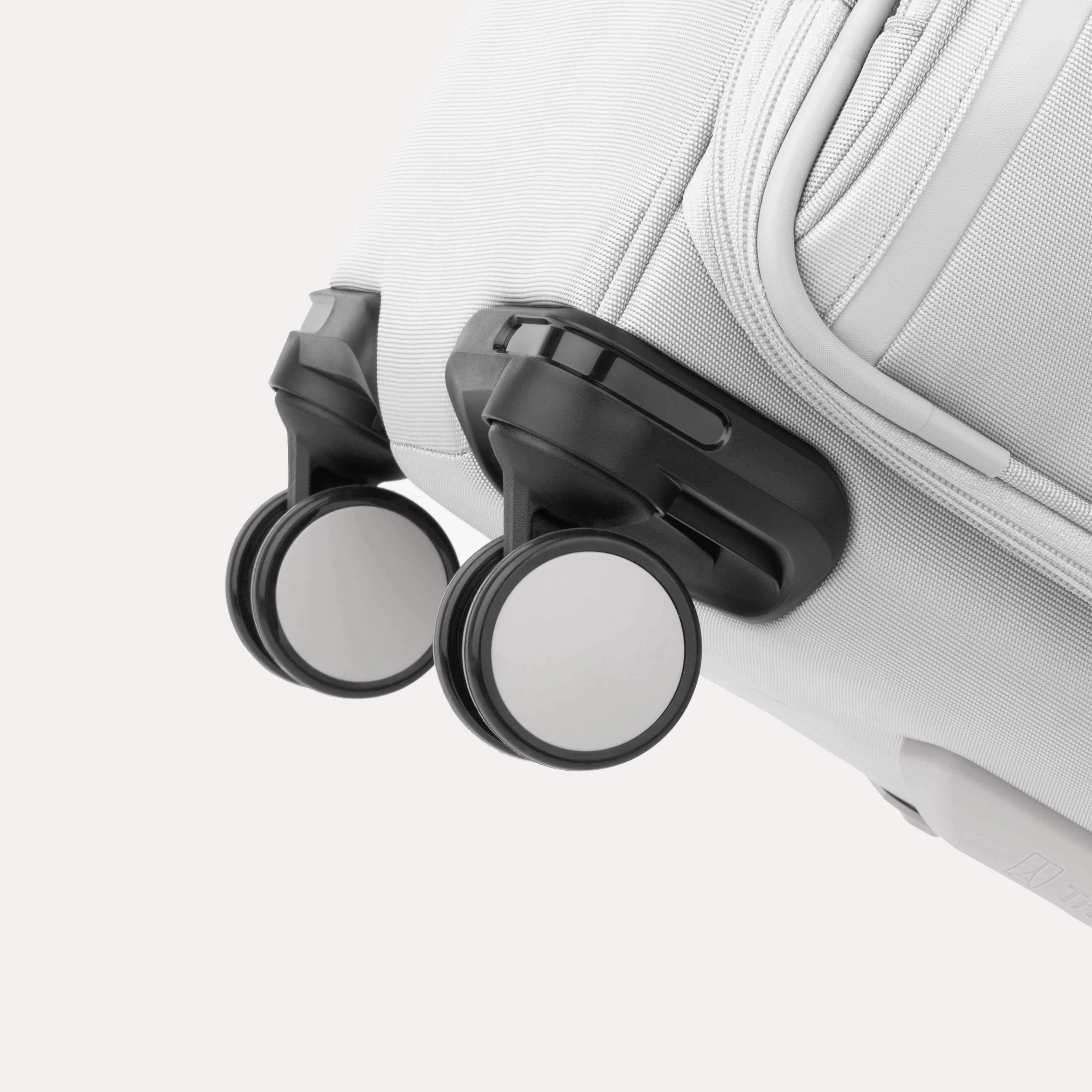 Travelpro VersaPack  Medium Check-in Expandable Spinner