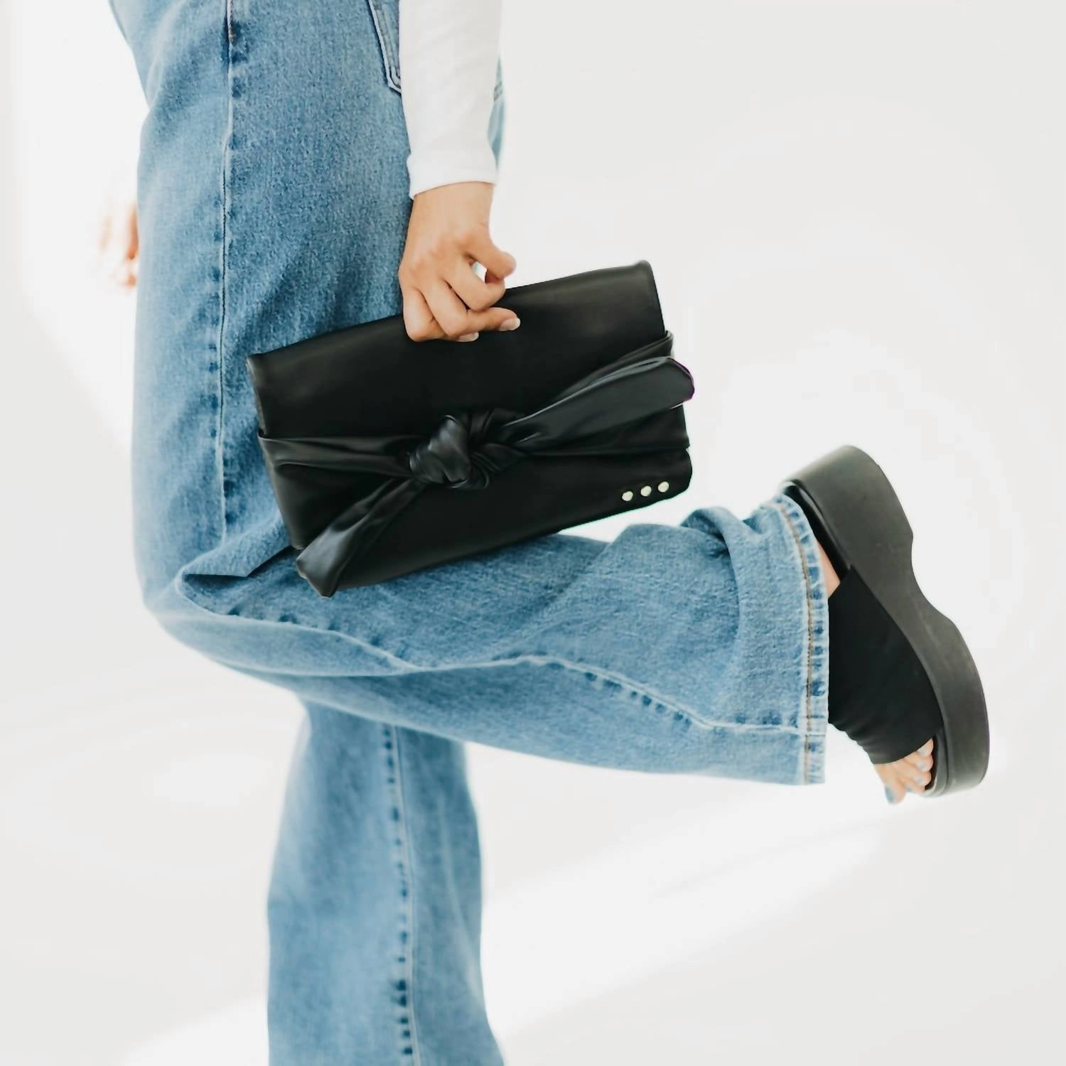 Women's Billie Bow Clutch Crossbody Bag In Black
