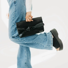 Women's Billie Bow Clutch Crossbody Bag In Black