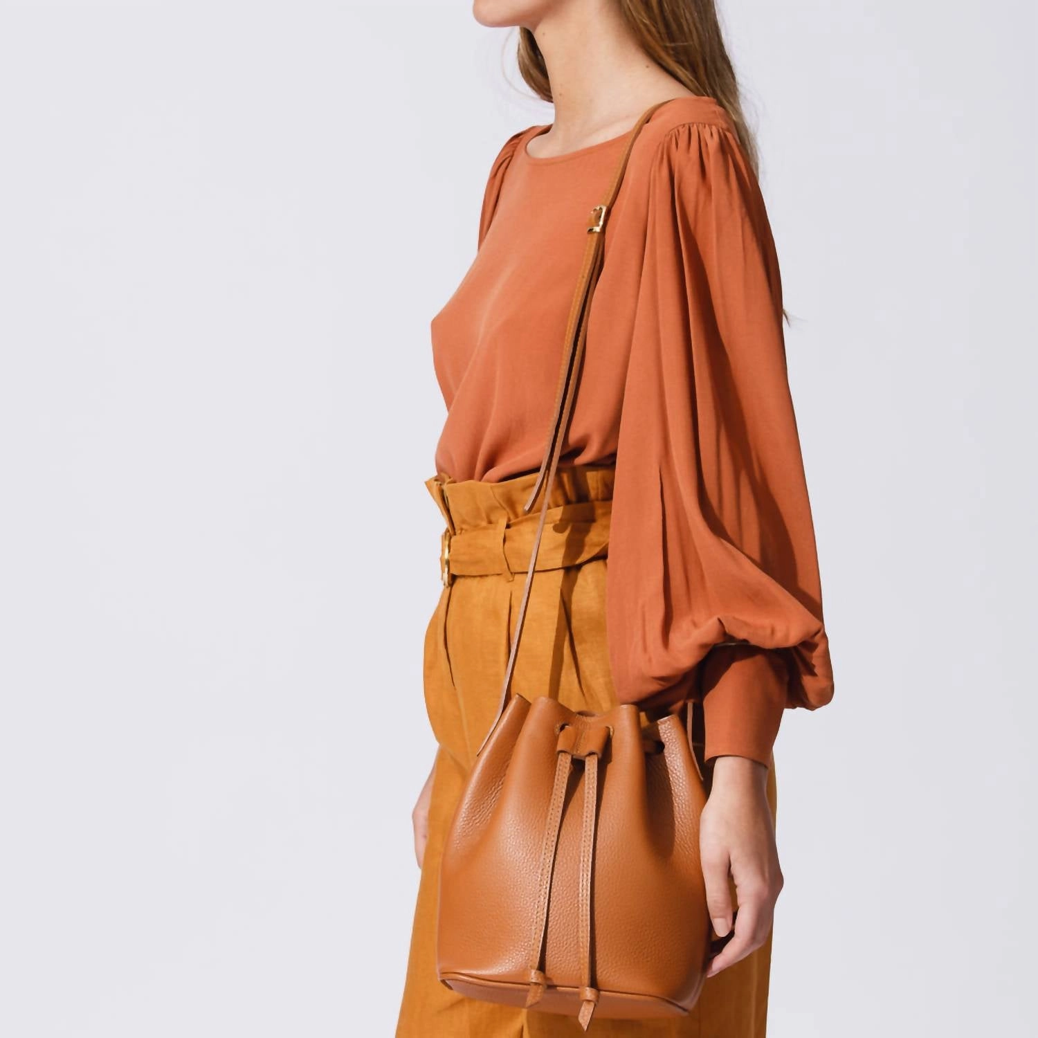 Women's Madison Bucket Bag In Caramel